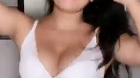 Watch this beautiful girls body / amzing boobs