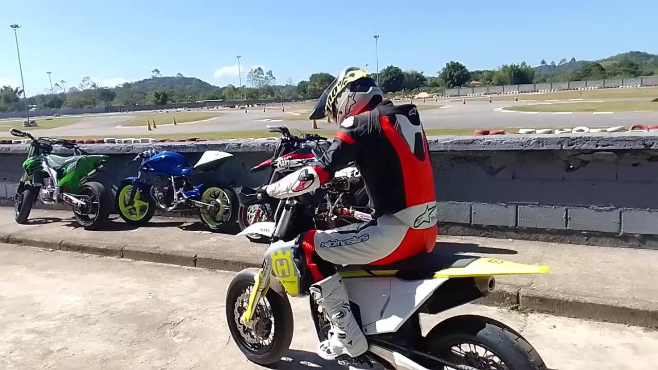 SUPERMOTO vs SUPERBIKE