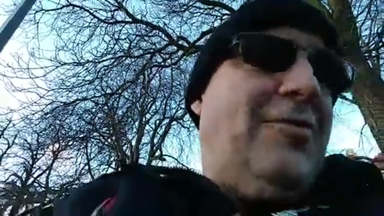 Läser ur bibeln i Stadsparken, Helsingborg 12 Dec. 2018