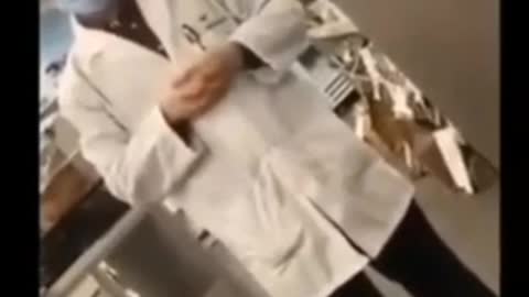 La donna chiede a un farmacista CVS di estrarre un inserto di sicurezza Moderna