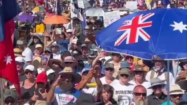 Canberra, Australia - MASSIVE crowns at anti - medical dictatorship protests (video 2)