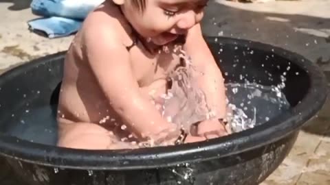 Cute Baby🥰 Sweet Baby🥰 lovely baby girl🥰 cute baby is bathing in the tub 🛁