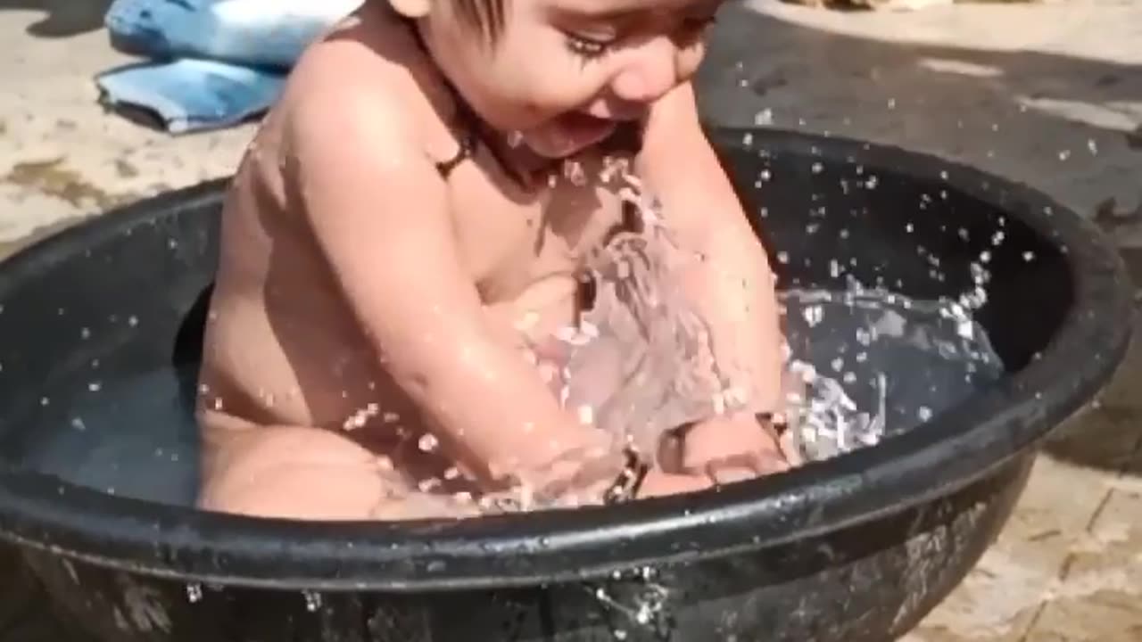 Cute Baby🥰 Sweet Baby🥰 lovely baby girl🥰 cute baby is bathing in the tub 🛁