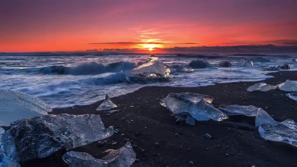 Icelandic Diamond Beach, you must come here and wait for the sunrise