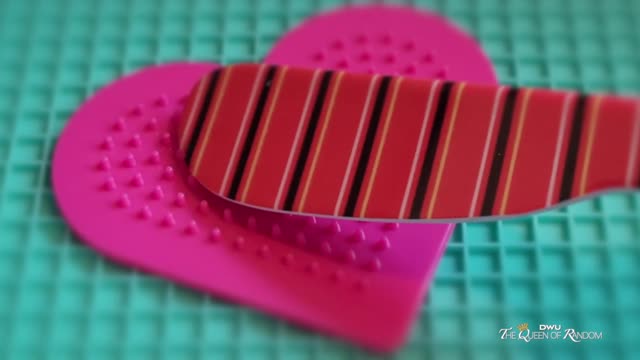 ASMR SLOW GLIDING HEART SHAPED SENSATION SOUNDS FROM MELTY BEAD CRAFT-W2fhReQ