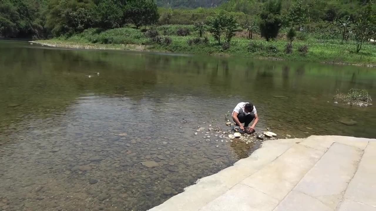 I was lucky enough to discover strange stones and huge clams and collected beautiful pearls