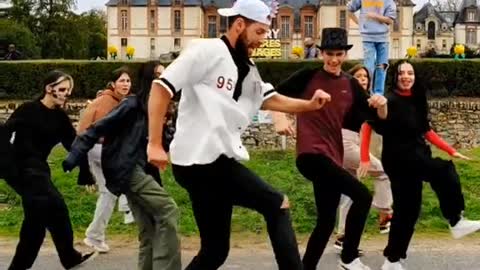 Les enfants derrière trop bien votre 🤣