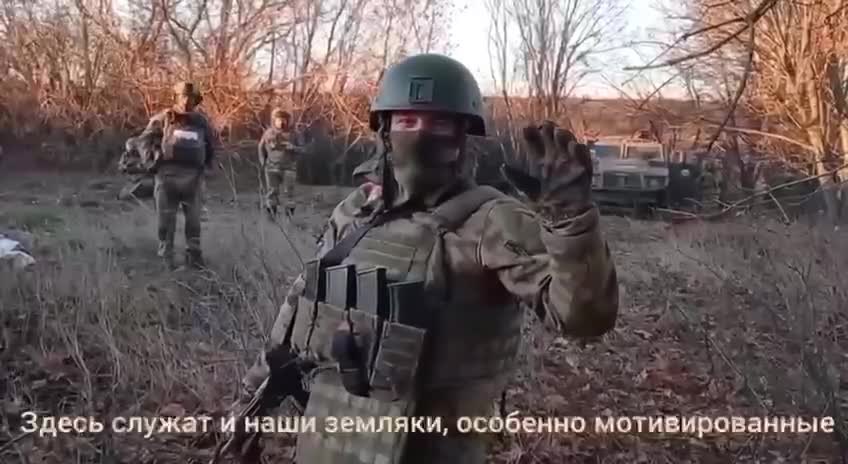 Servicemen of the Special Forces of the FSVNG work on the enemy with a mortar