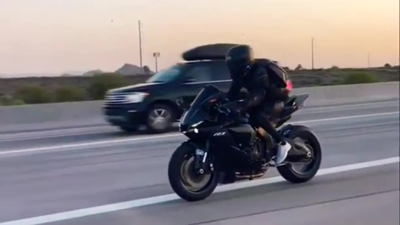 #The_fastest_super_bike_😱_Yamaha_R1_bike_status_🔥_#shorts_#viral_#riding_#superbikes