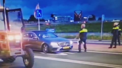 2022-07-05 politie richt pistool op voorbijganger