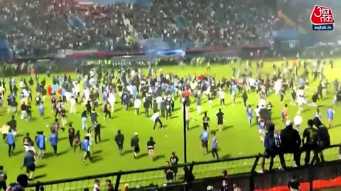 Indonesia के स्टेडियम में Football मैच के दौरान भड़की हिंसा, 127 लोगों की मौत | Indonesia Stampede