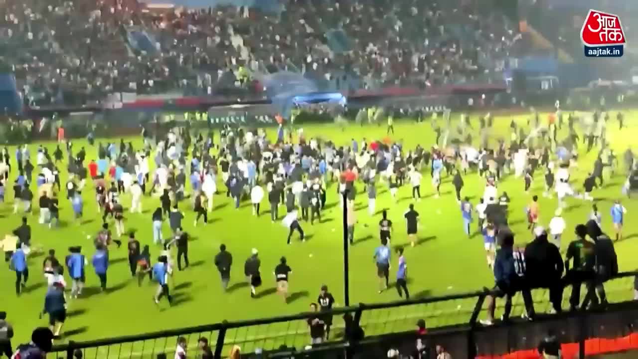 Indonesia के स्टेडियम में Football मैच के दौरान भड़की हिंसा, 127 लोगों की मौत | Indonesia Stampede