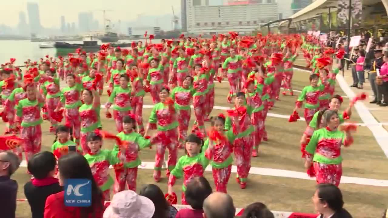 Thousands of Hong Kong women dance Yangge dancing to break Guinness World Record