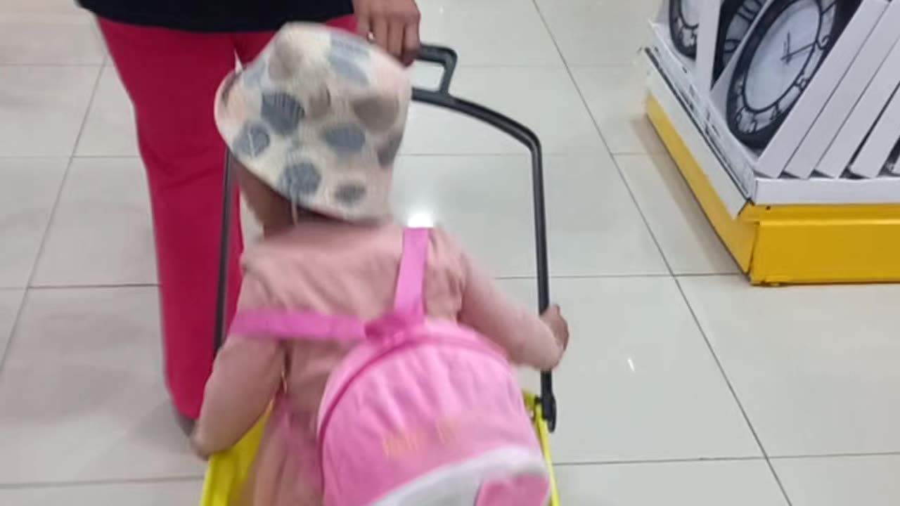 Shoping toys with mama