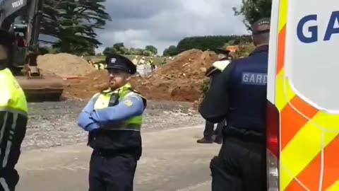 🚨 Latest footage from Clonmel. Huge garda presence overseeing the plantation.