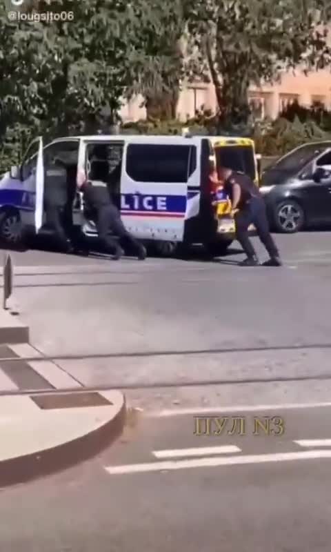 ΣΤΟ ΜΕΤΑΞΥ ΣΤΗΝ ΓΑΛΛΙΑ.