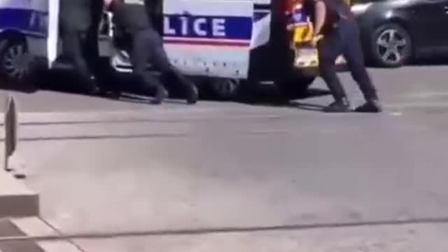 ΣΤΟ ΜΕΤΑΞΥ ΣΤΗΝ ΓΑΛΛΙΑ.