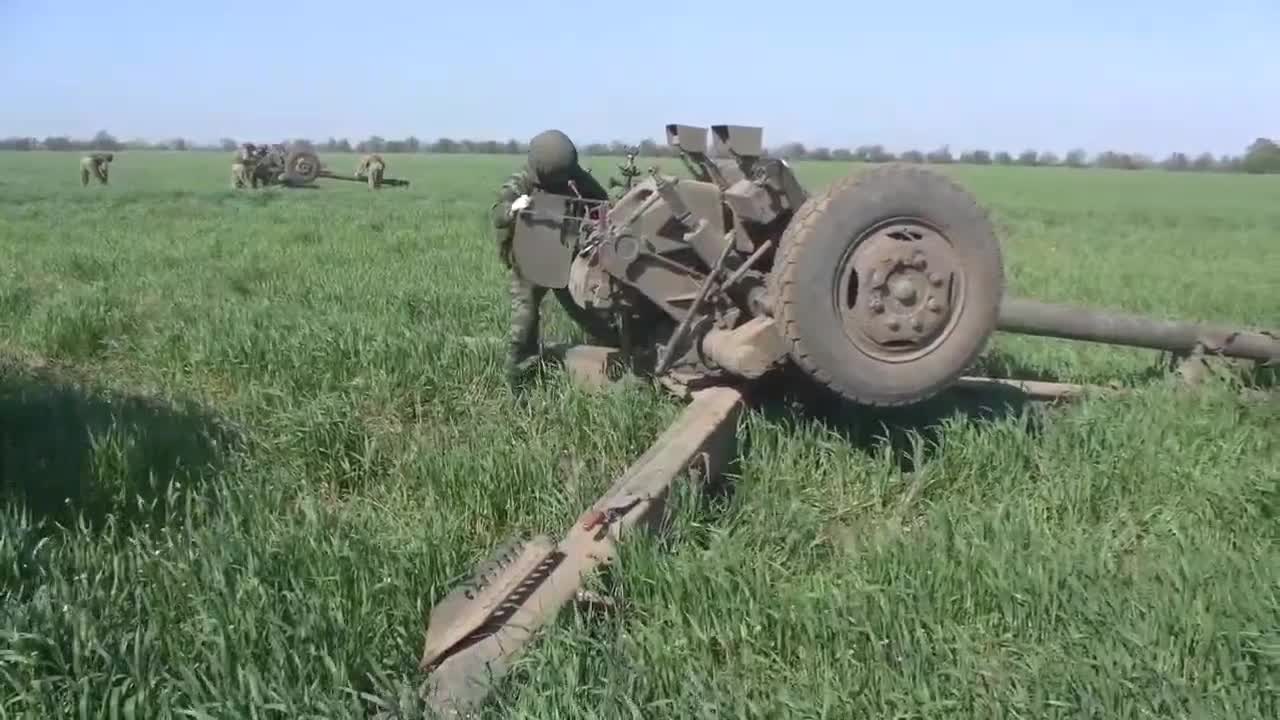 Ukraine War - Russian D-30 howitzers destroy enemy firing positions