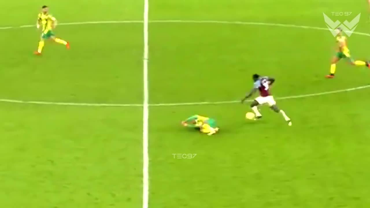 Football moment when 1 on 1 isn't fair. funny