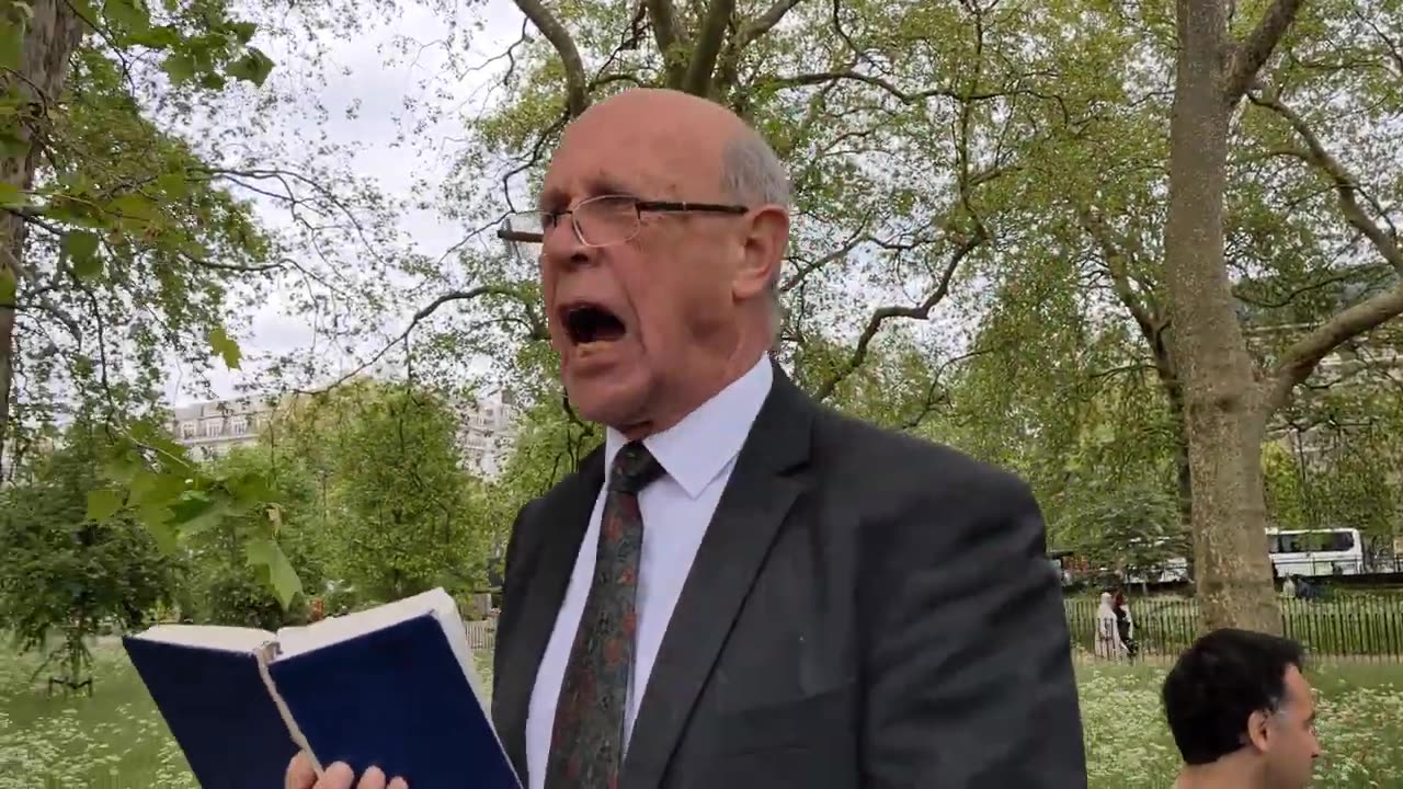 (2) Mockers Attacked John Sherwood - Days of Noah - Speakers Corner Hyde Park