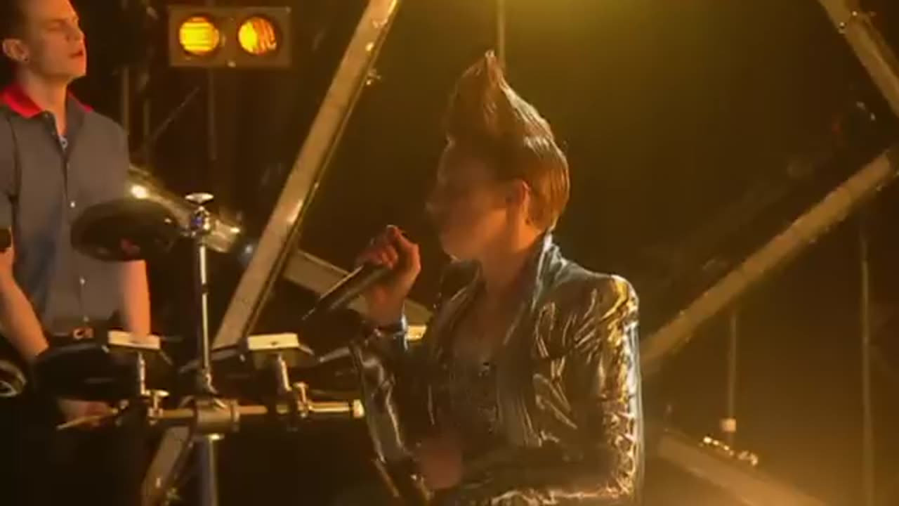 La Roux - Bulletproof (Live at The BRIT Awards Launch Party, 2010)