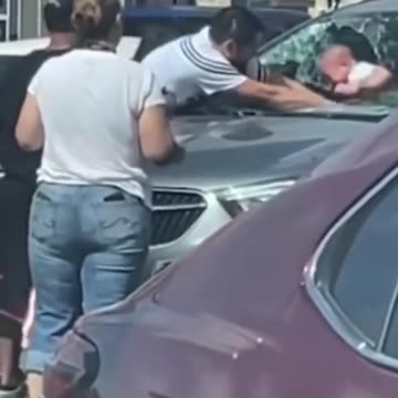 Pai quebra para-brisa para salvar bebê em dia de 40ºC