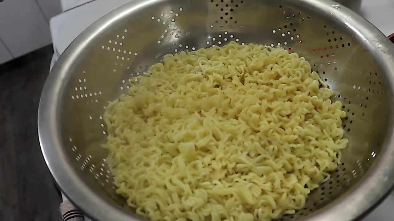 Canadian Tries Indonesian Noodles Indomie #28 (1)