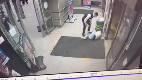 Man tries to stab a security guard