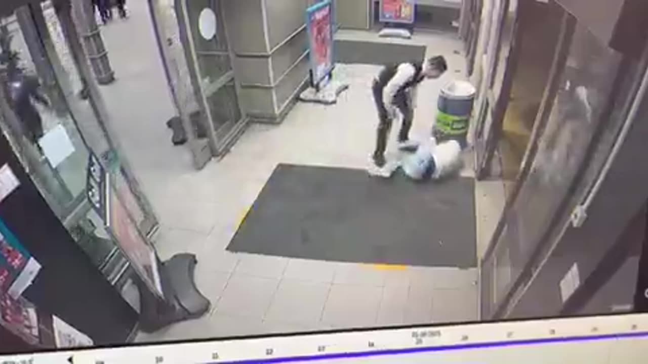 Man tries to stab a security guard