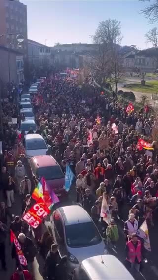 Citizens protesting against Emanuel Macron’s social and economic destroying policies.