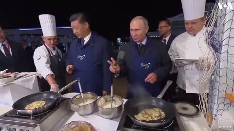 Putin and Xi make pancakes _ VOANews_2