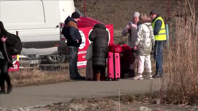 The anxious wait for relatives at Ukraine's border