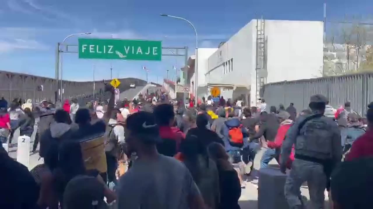 Mob Of Illegal Aliens Bum Rush El Paso Port Of Entry