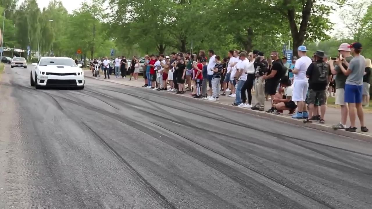CARS LEAVING CAR MEET / VANTAA CRUISING 6/2023