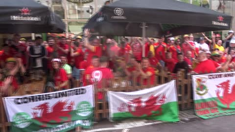 The Welshman in Rotterdam are singing for our Feyenoord in the Centre of our Town!