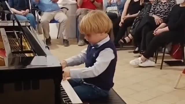 צפו באלברטו קרטוצ'יה צ'ינגולני בן החמש מבצע את סונטת הפסנתר מס' 16