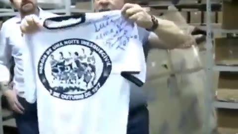 Lula fiscalizando seus presentes