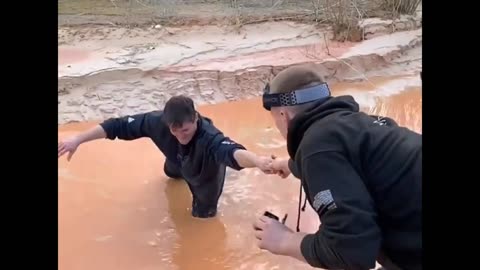 Homem vs Quicksand! How did he escape ?