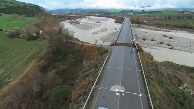 Voragine sulla strada,chiusa al traffico.Ad ogni strada la sua voragine:le "Città bucate italiane".sono così le strade in Italia passando la dogana di Brogeda dal confine svizzero fino al Sud Italia giusto??