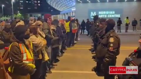 TORONTO 🇨🇦 Masked protesters facing off with police right now.