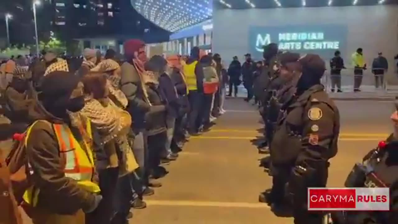 TORONTO 🇨🇦 Masked protesters facing off with police right now.