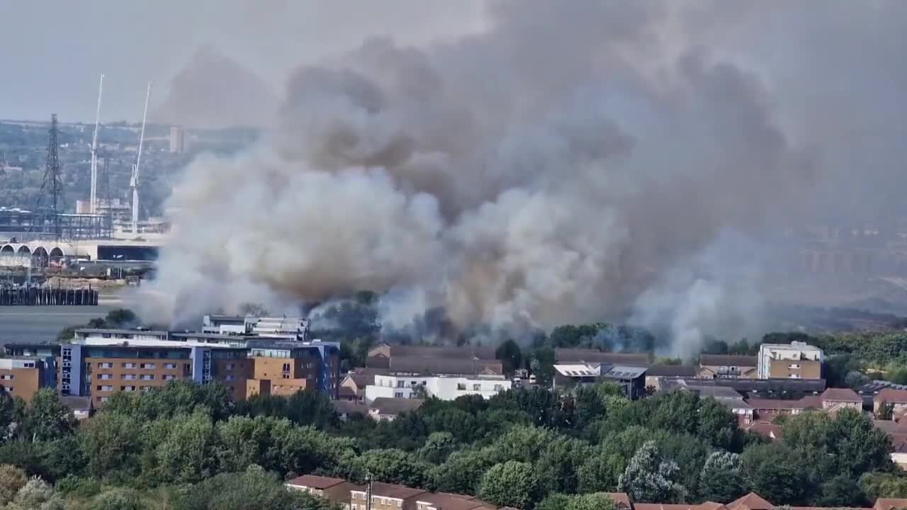 A large fire currently in Thamesmead_1