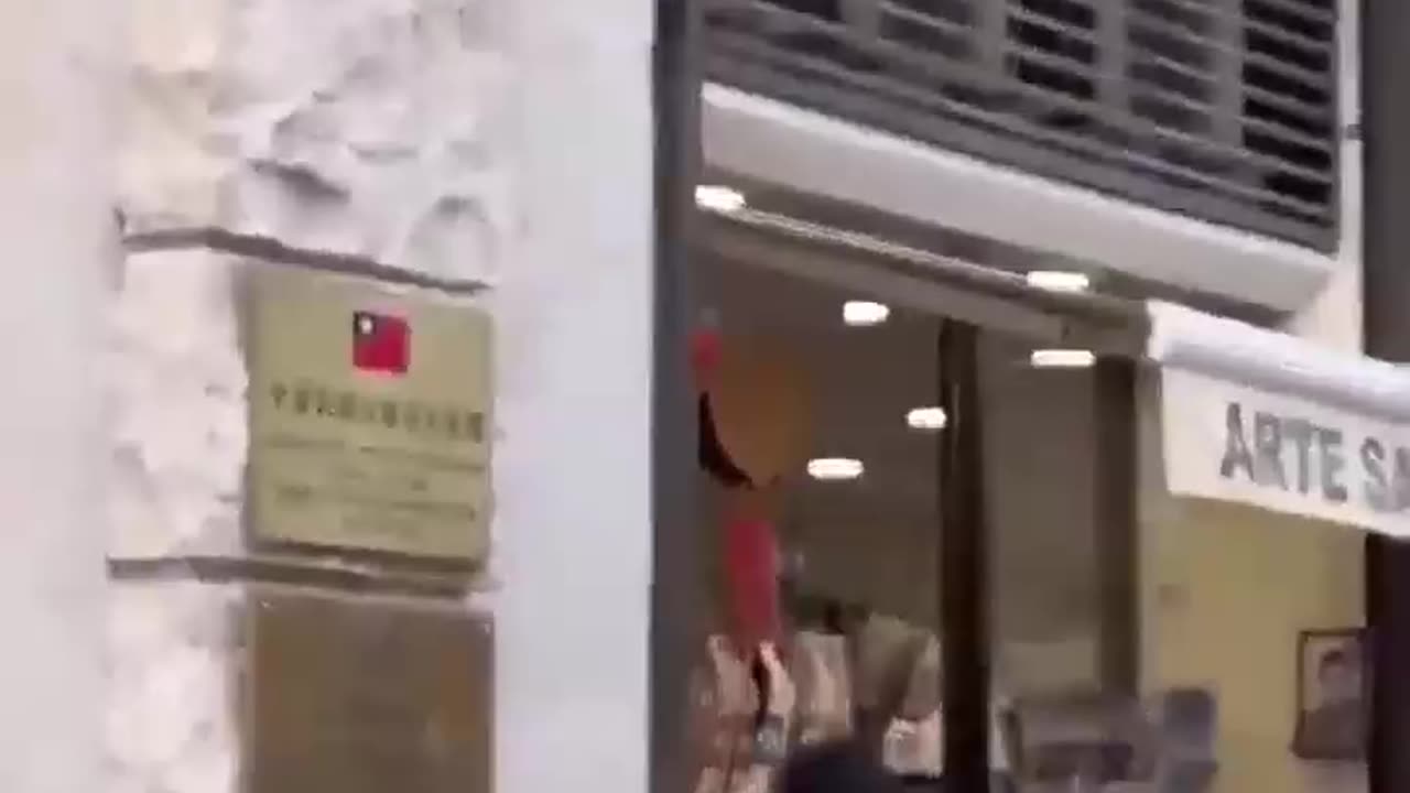 This Chinese man deliberately wiped his nose on the sign of Taiwan's embassy in the Vatican.