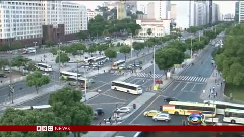 Rio robbery attempt filmed by TV crew - BBC News