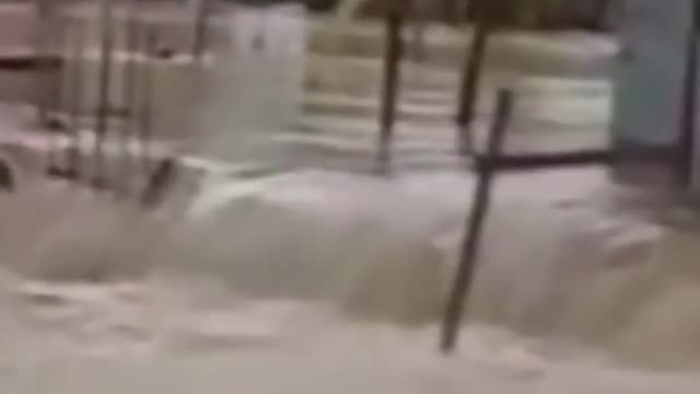 TEMPORAL COM ENCHENTE CHUVAS DEVASTADORAS DESTRÓI CIDADE VEJAM AS ONDAS NESSA RUA OLHEM O CAUS QUE A