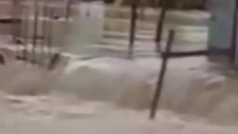 TEMPORAL COM ENCHENTE CHUVAS DEVASTADORAS DESTRÓI CIDADE VEJAM AS ONDAS NESSA RUA OLHEM O CAUS QUE A