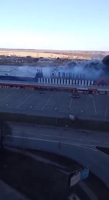 In Chernihiv, the city's largest hypermarket is on fire