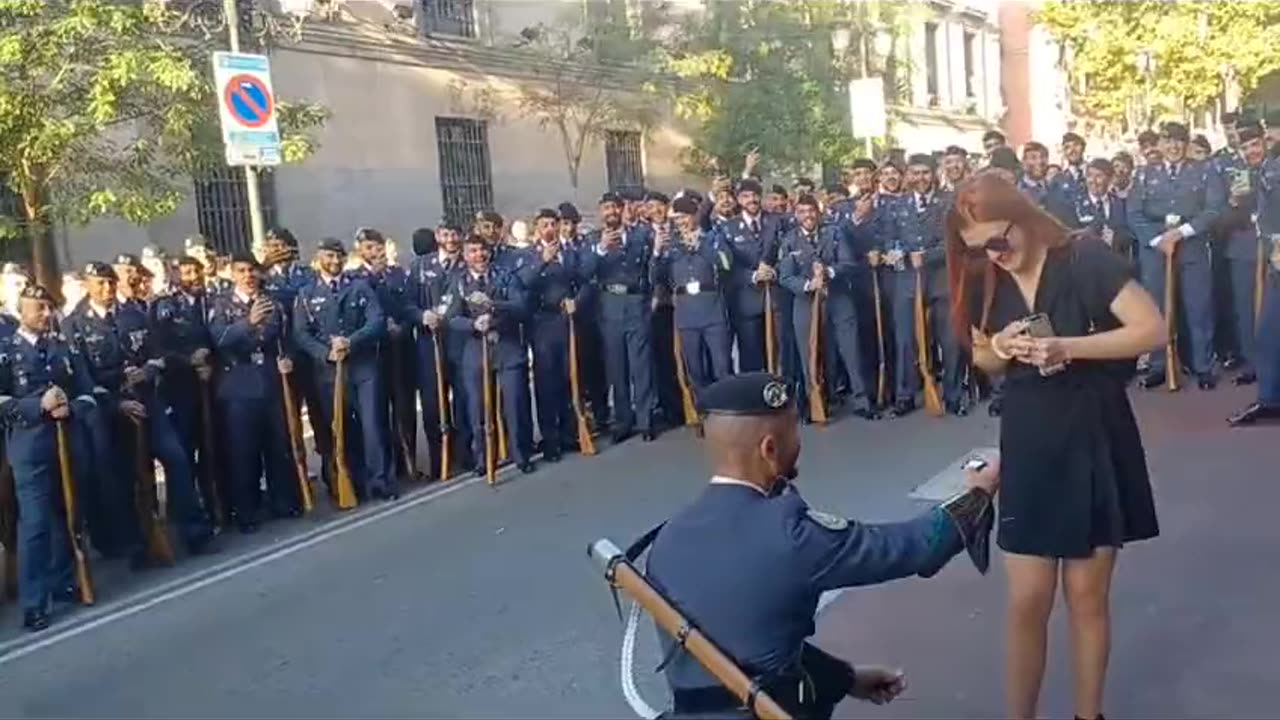 12-O| Soldado pide matrimonio a su pareja en el desfile de la Hispanidad