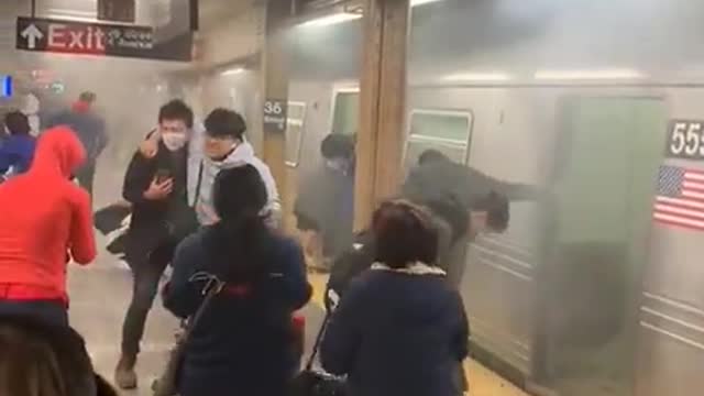 Vídeo mostra passageiros feridos tentando sair de metrô em Nova York após tiroteio