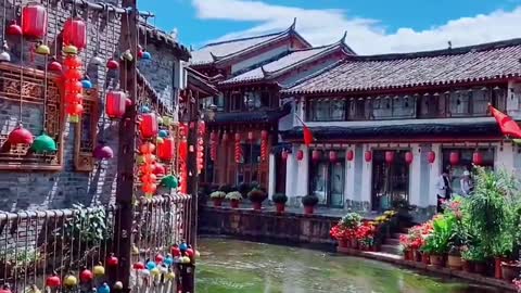 The park is2 kilometers away from Lijiang old town, it was built according to the AAAA state-level.